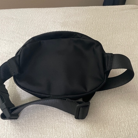 lululemon Take It On 1L Belt Bag - Black - Picture 4 of 6